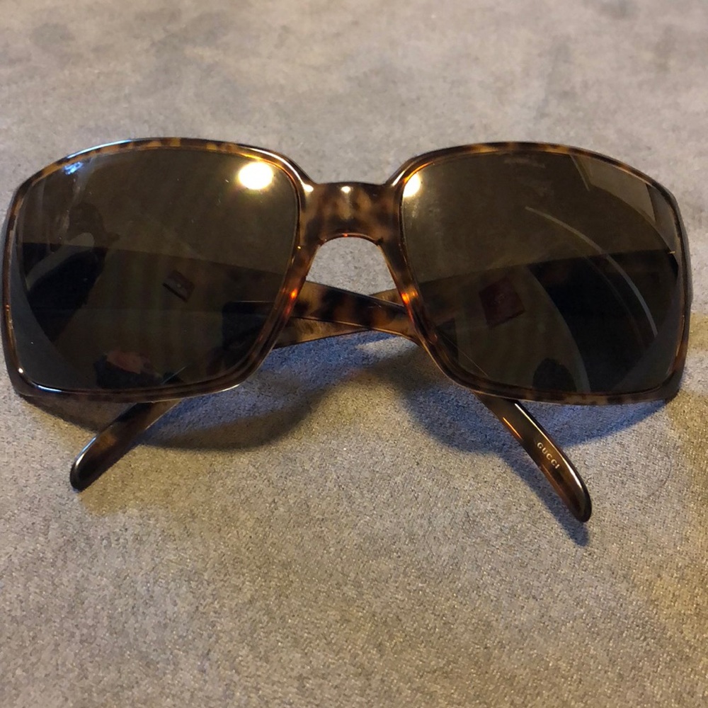Tortoise frame, Gucci sunglasses